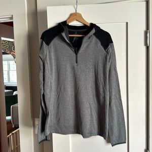 Black and grey men’s 1/2 zip running gear